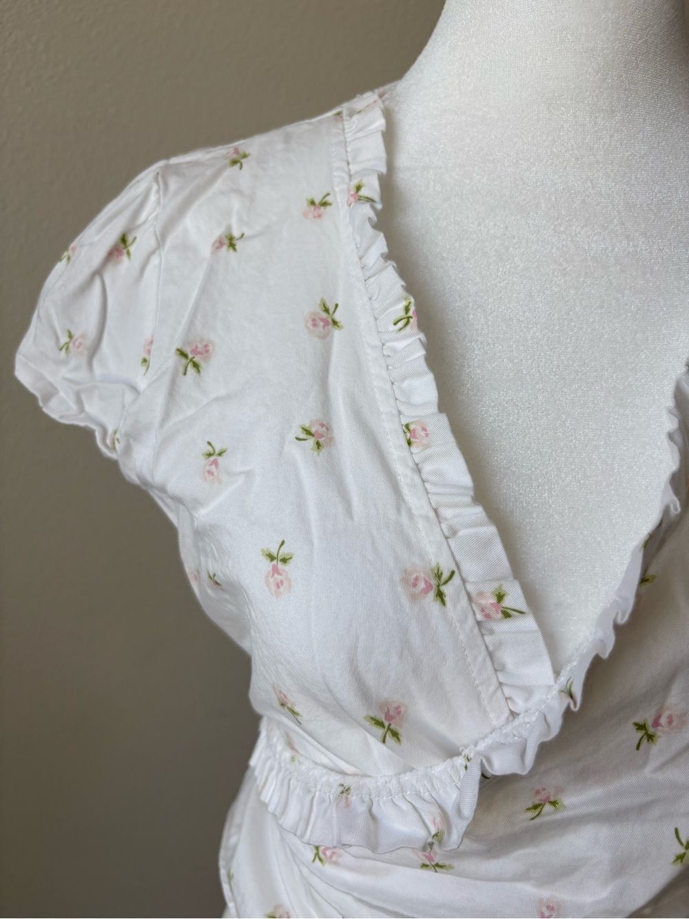 Brandy Melville White Wrap Crop Top with Pale Pink Rose Print 2 US - Picture 3 of 9